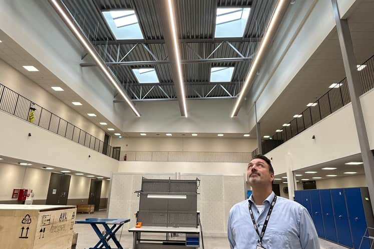 En öppen yta med naturligt ljus skapar goda förutsättningar att förbereda provobjekt av olika slag före det att de förs in i testkamrarna för att genomföra prov. 