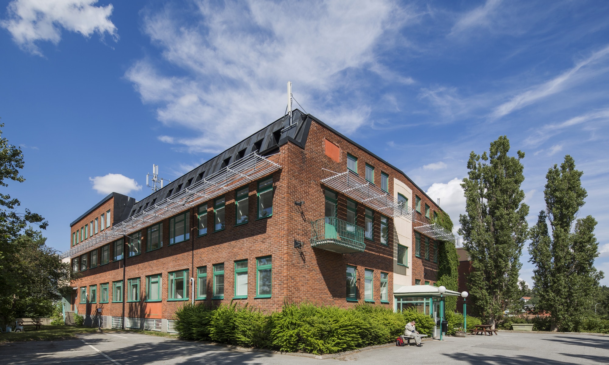 Ljus kontorslokal nära pendeltåget bild 1