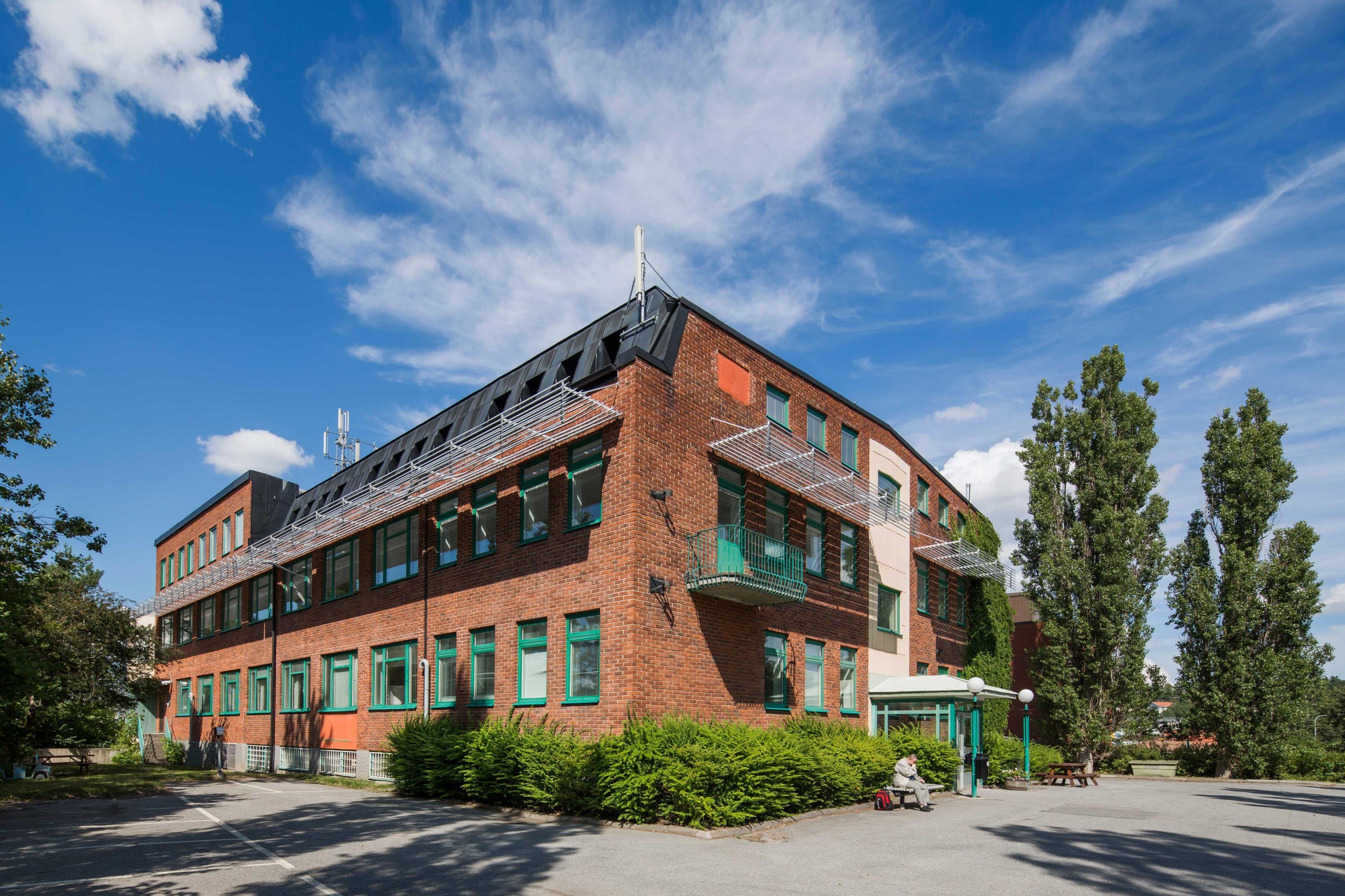 Ljus kontorslokal nära pendeltåget bild 1