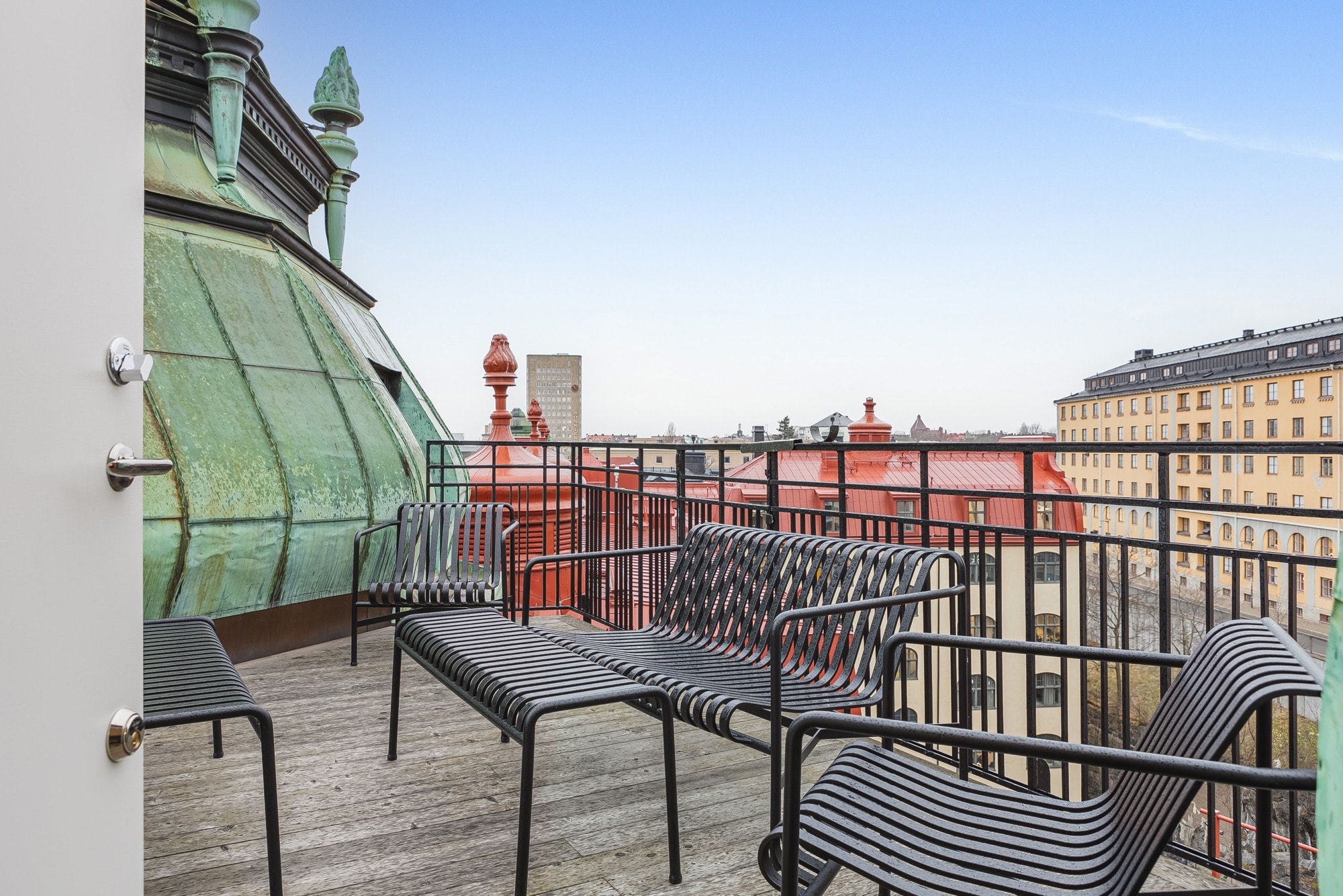 Vindsvåningskontor med egen takterrass bild 1