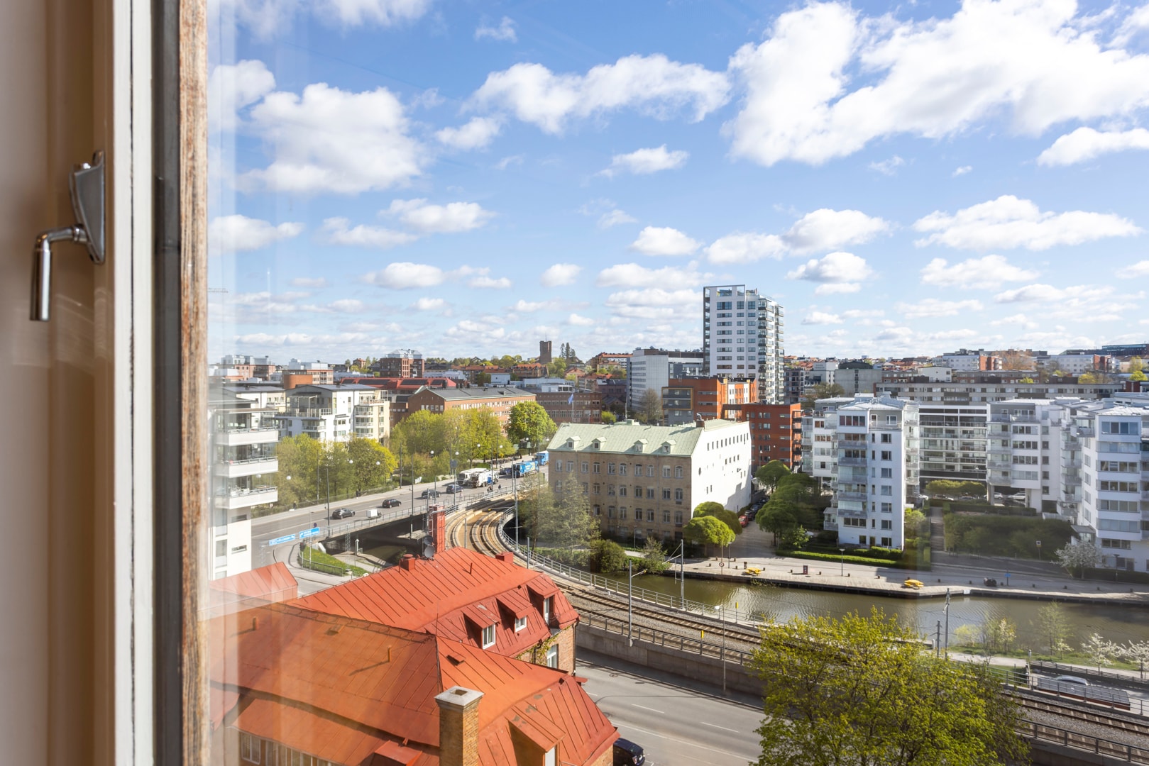 Kontorslokal högst upp i huset med egen terrass! bild 1
