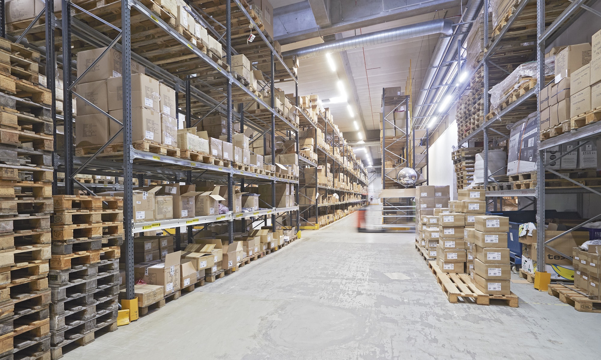 Modern och flexibel logistik- och industrilokal i Upplands Väsby – 10 556 kvm bild 1