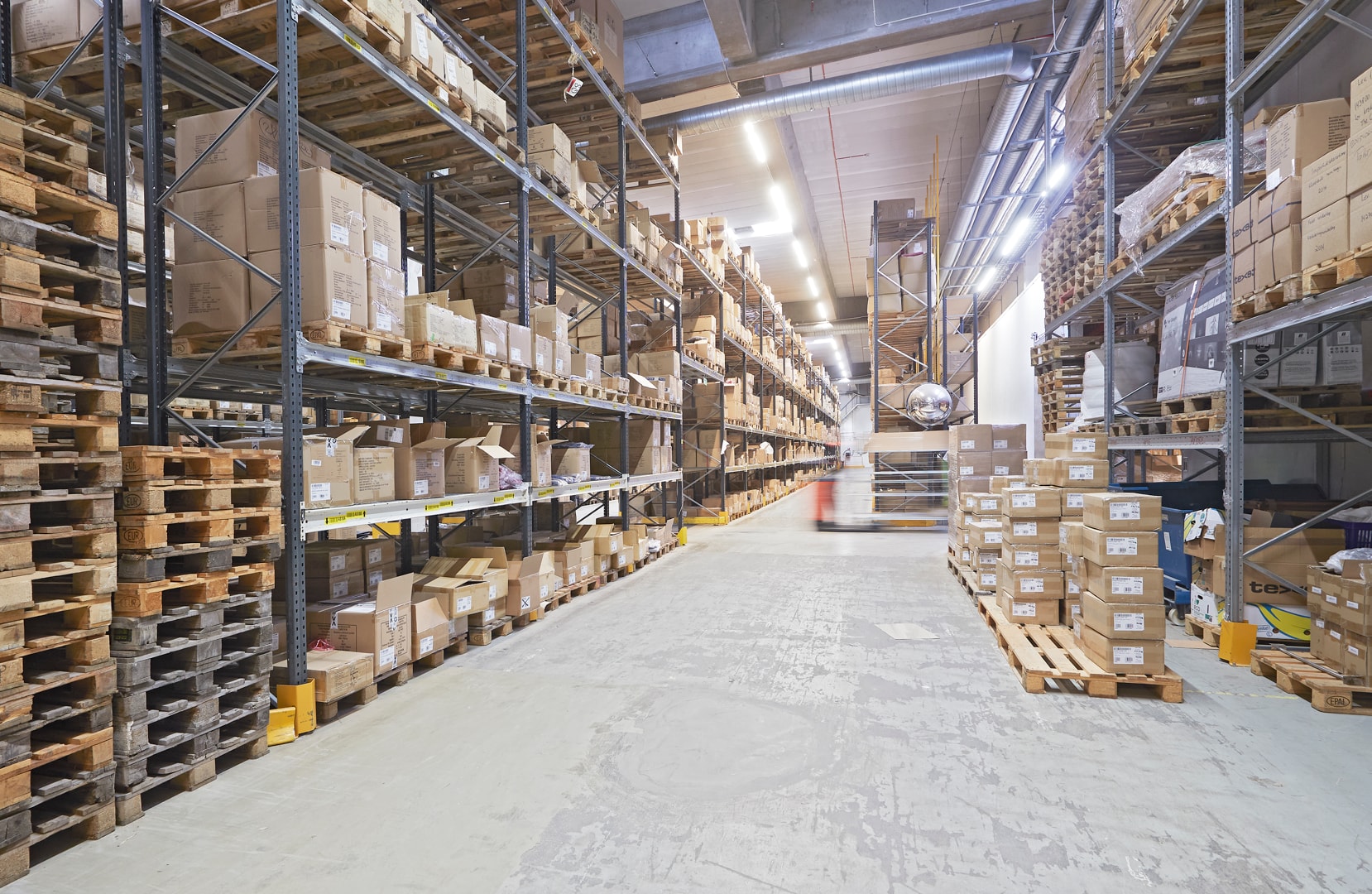 Modern och flexibel logistik- och industrilokal i Upplands Väsby – 10 556 kvm bild 1