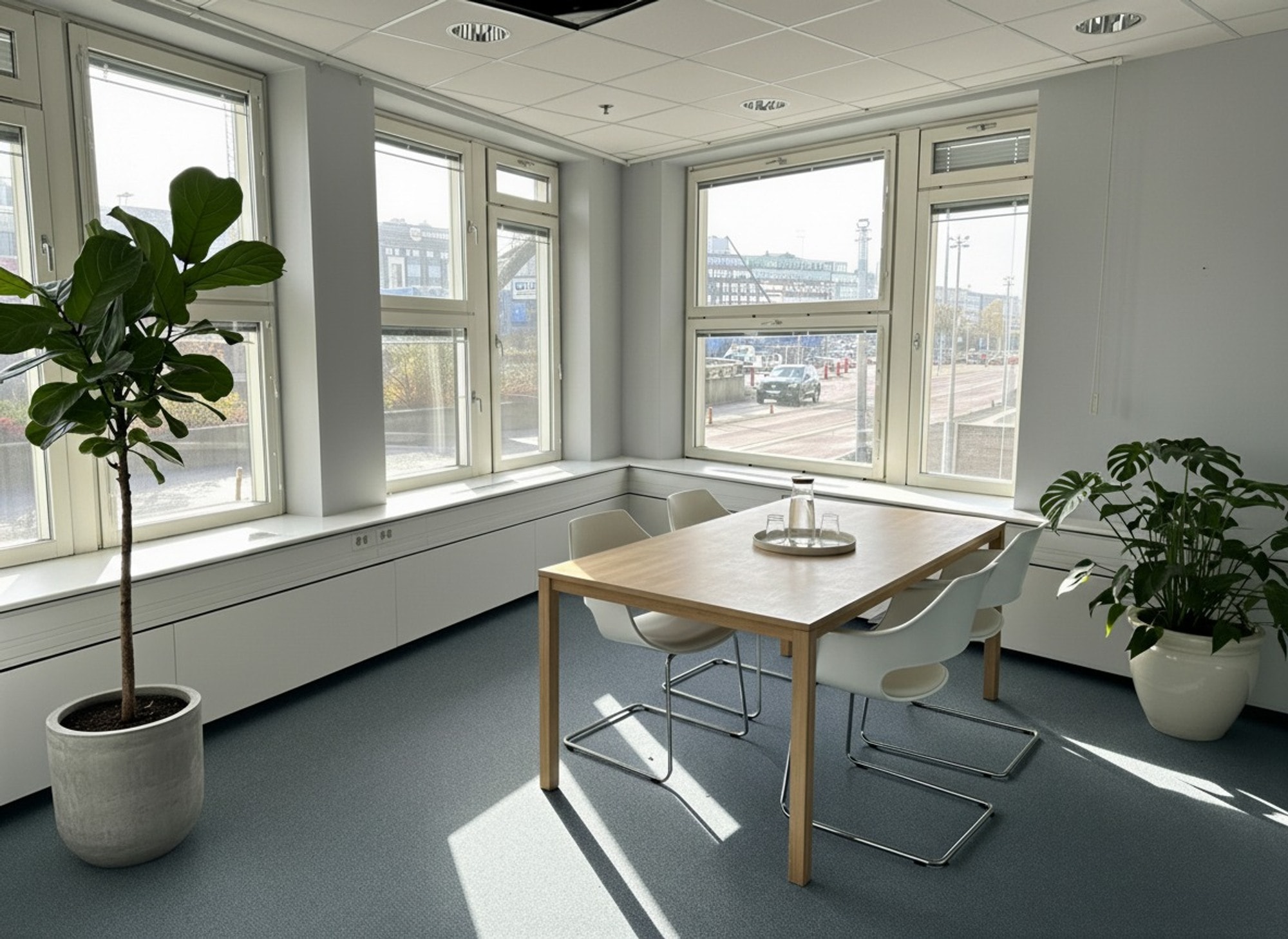 Attraktiv entrélokal med öppna och inbjudande ytor passar som showroom och kontor. bild 1