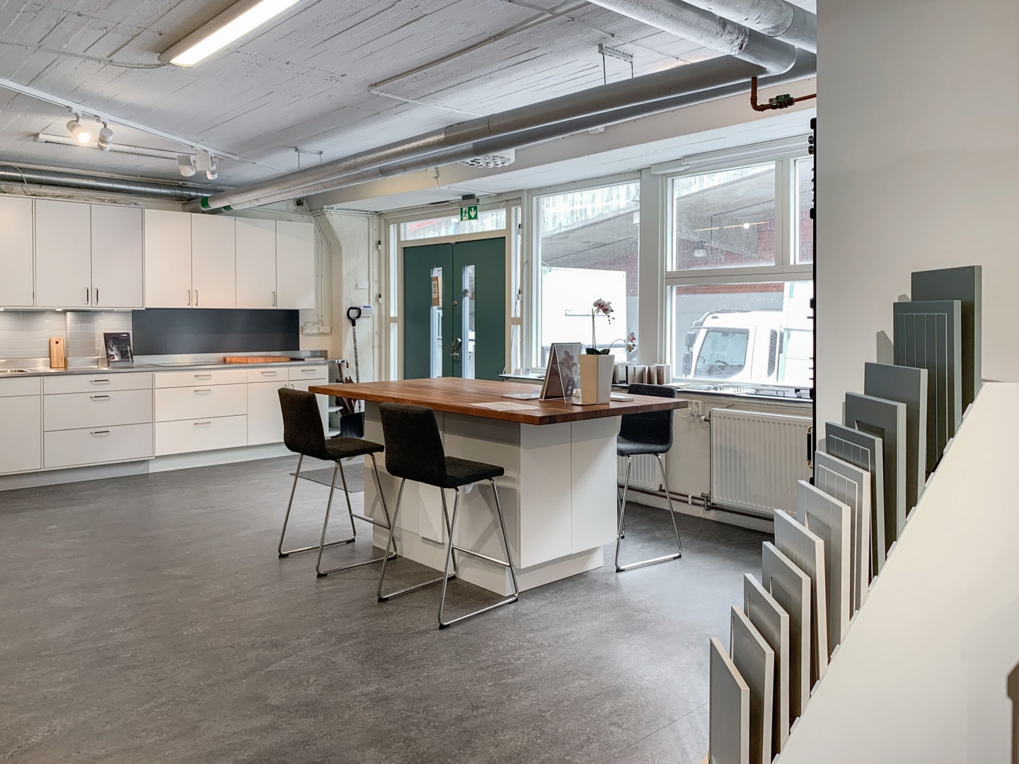 Lager/ showroom med egen entré! bild 1