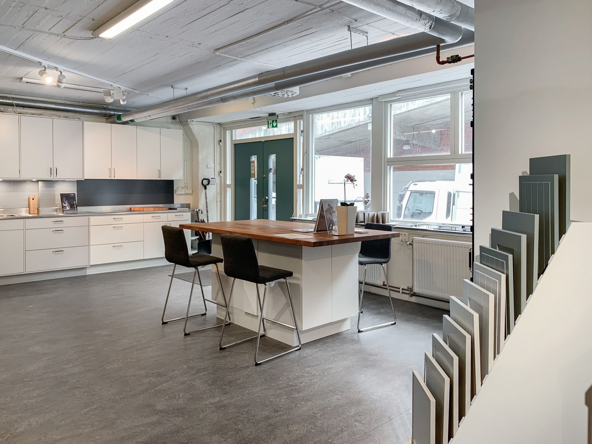 Lager/ showroom med egen entré! bild 1