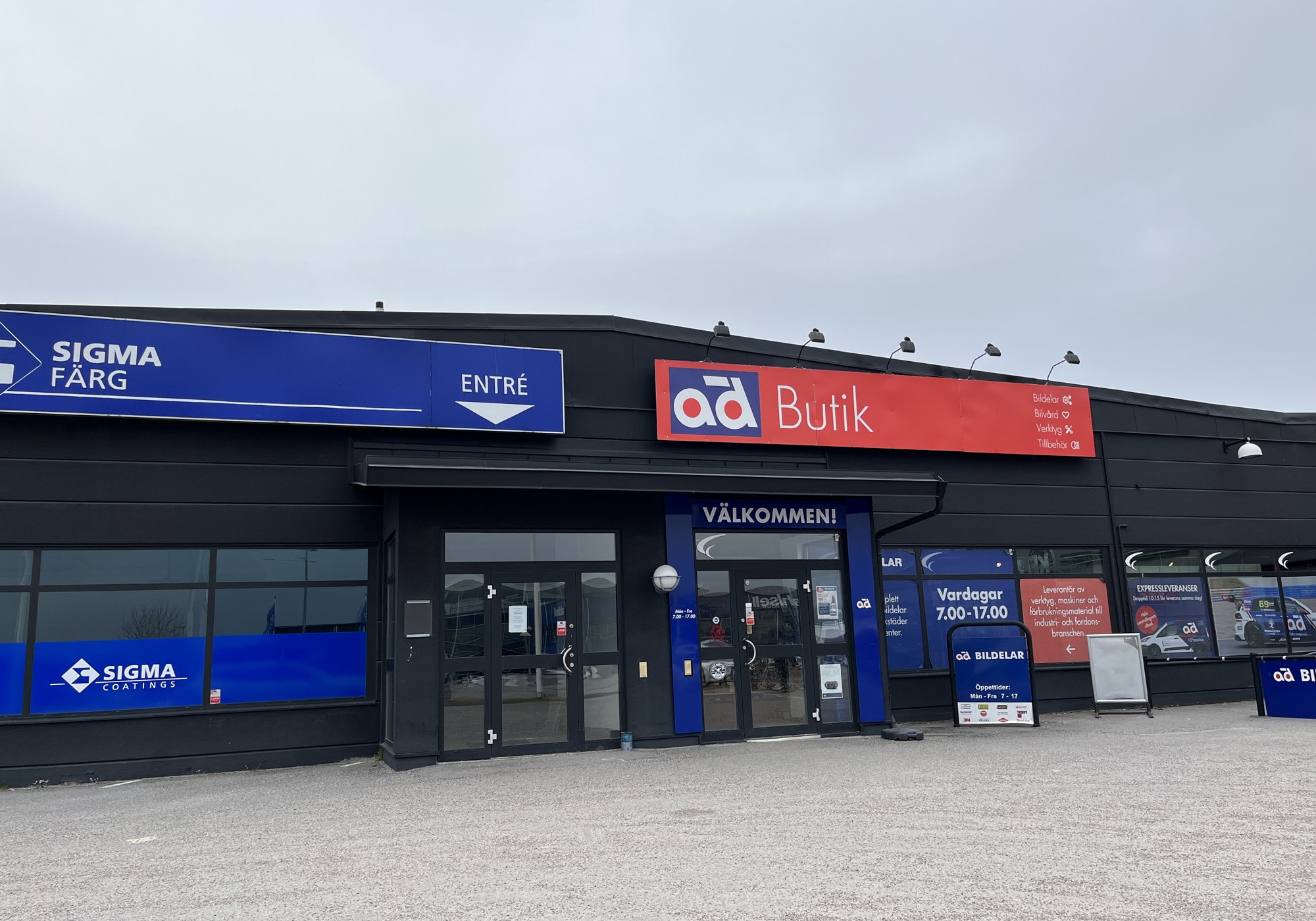 Ledig butik- och lagerlokal med bra skyltläge! bild 1