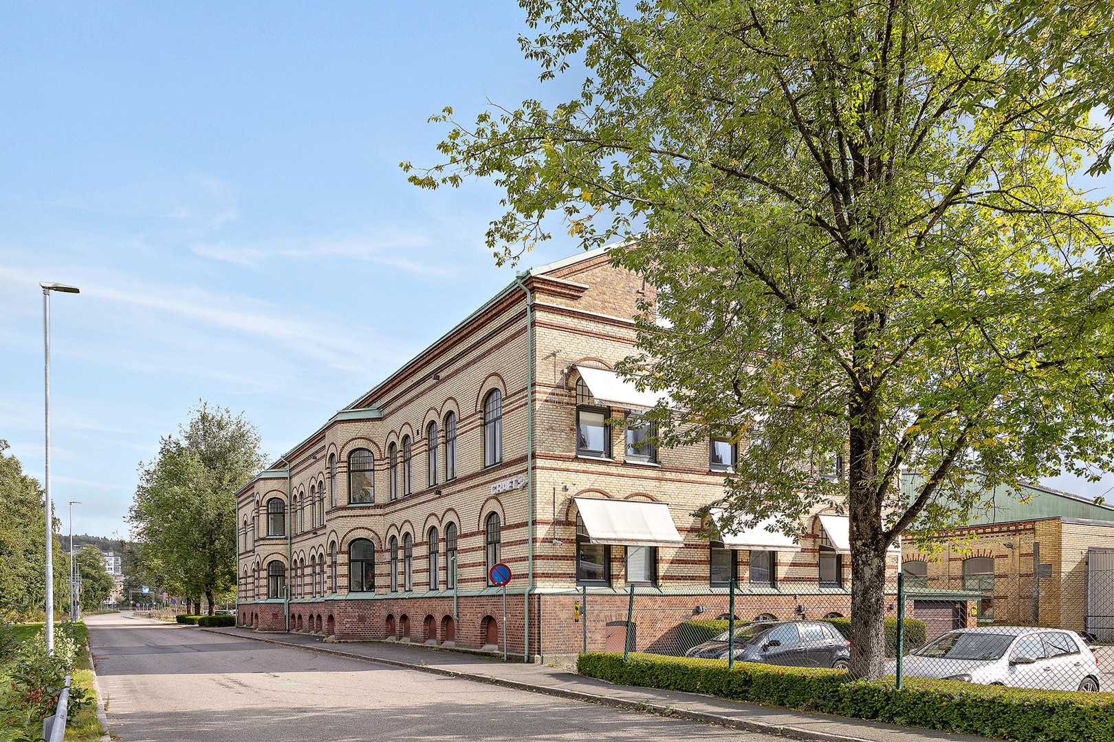 Egen anrik kontorsbyggnad bild 1
