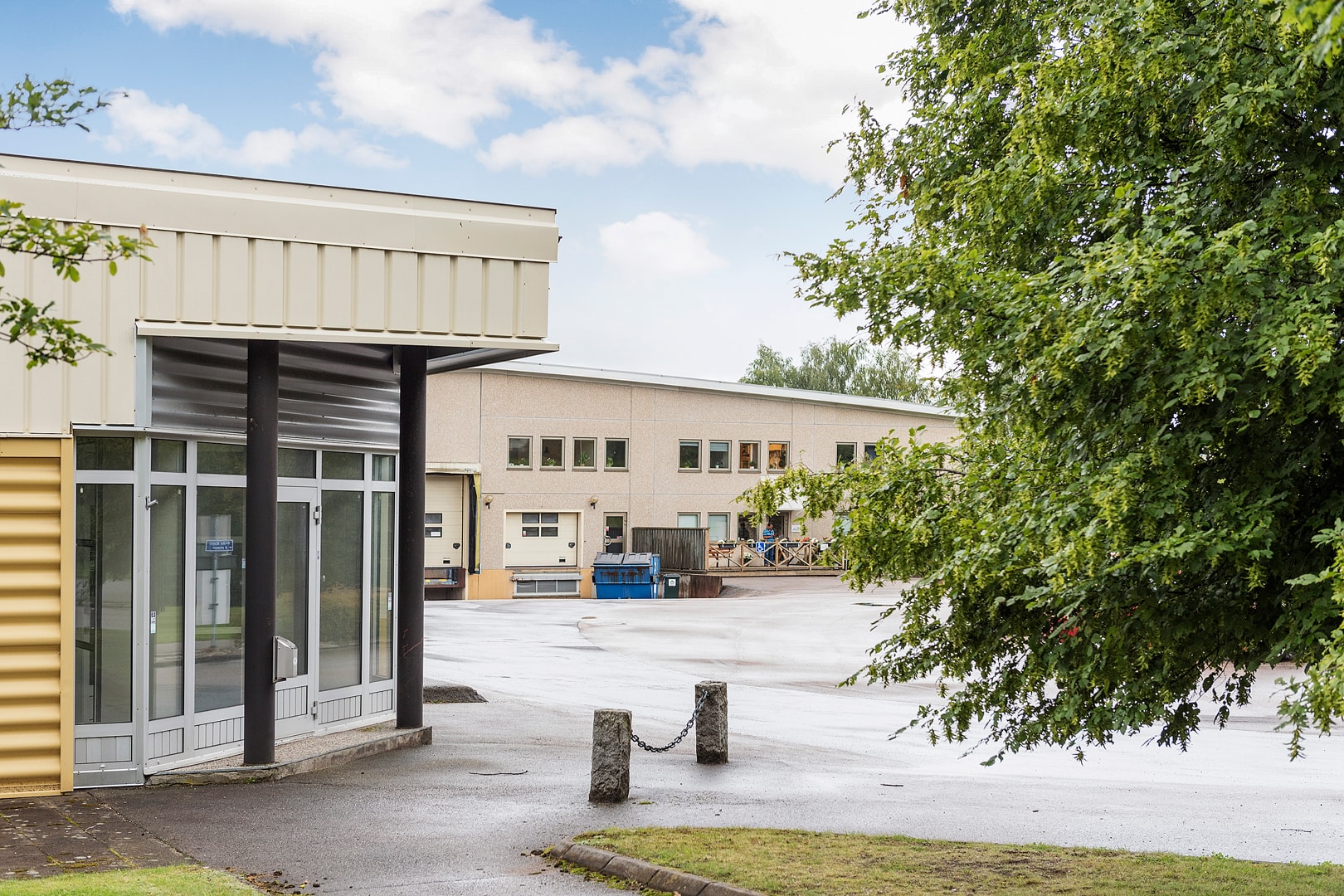 Lättillgängligt från R40 med stora öppna ytor i markplan bild 1