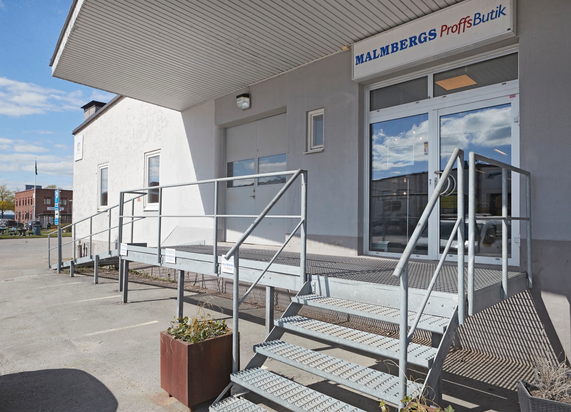 Flexibel och rymlig lokal i Främre Boländerna – perfekt för lager, produktion eller grossistverksamhet bild 1