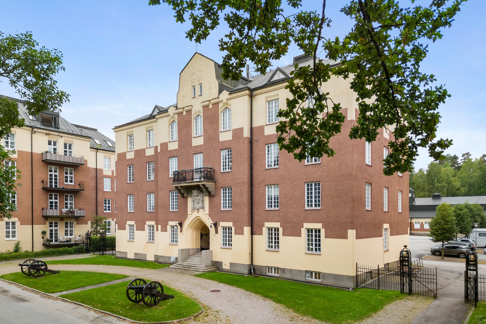 Historisk byggnad i f d regementet I15 bild 1