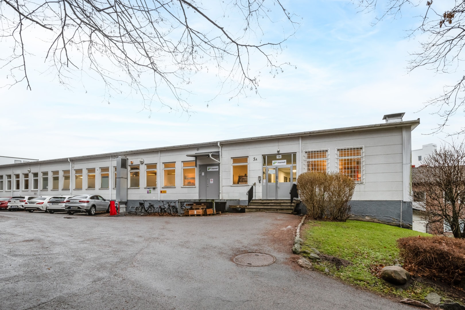 Produktionslokal med tillhörande kontor bild 1