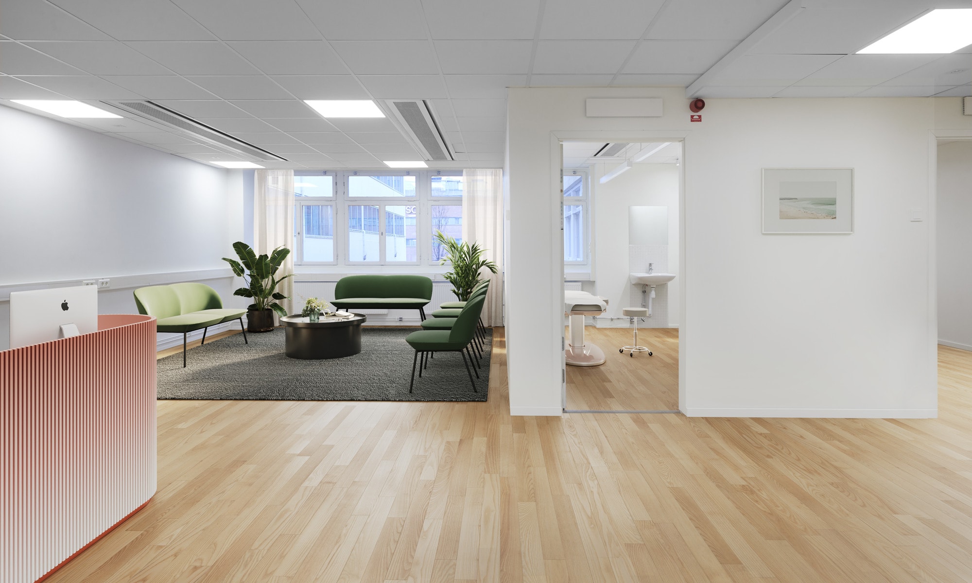 Letar du efter en flexibel lokal för vård eller kontor på Västra Kungsholmen med bra skyltläge mot gatan ? bild 1