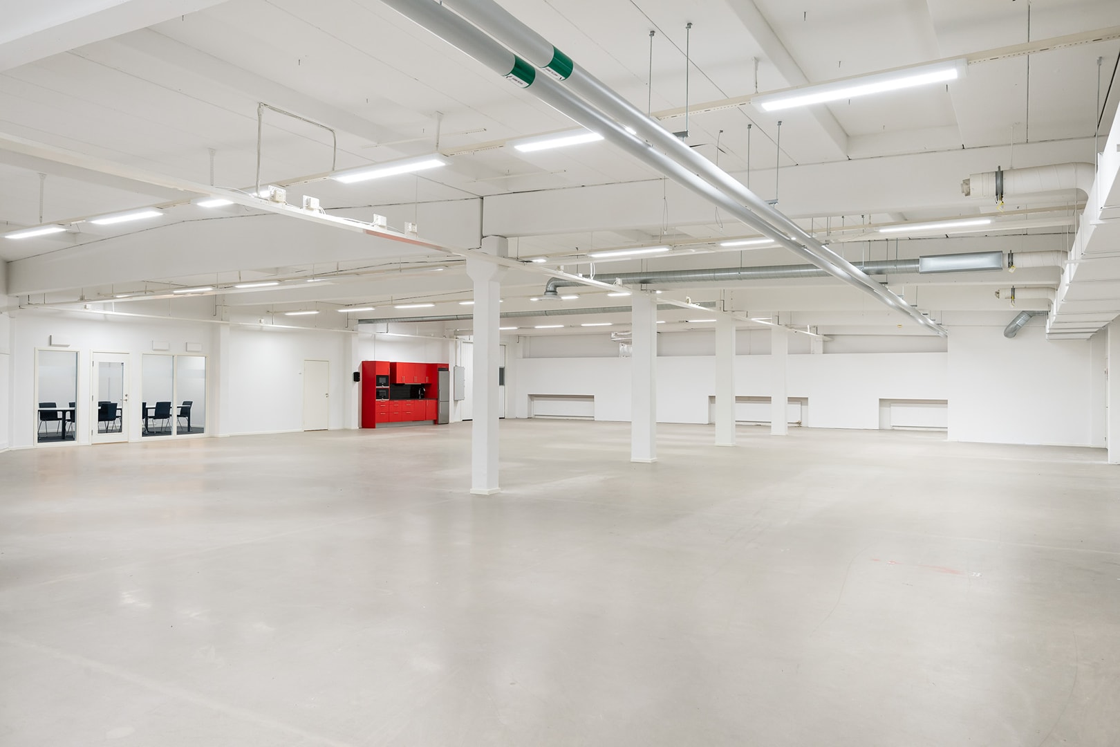 Lager, butik eller showroom med öppen planlösning bild 1