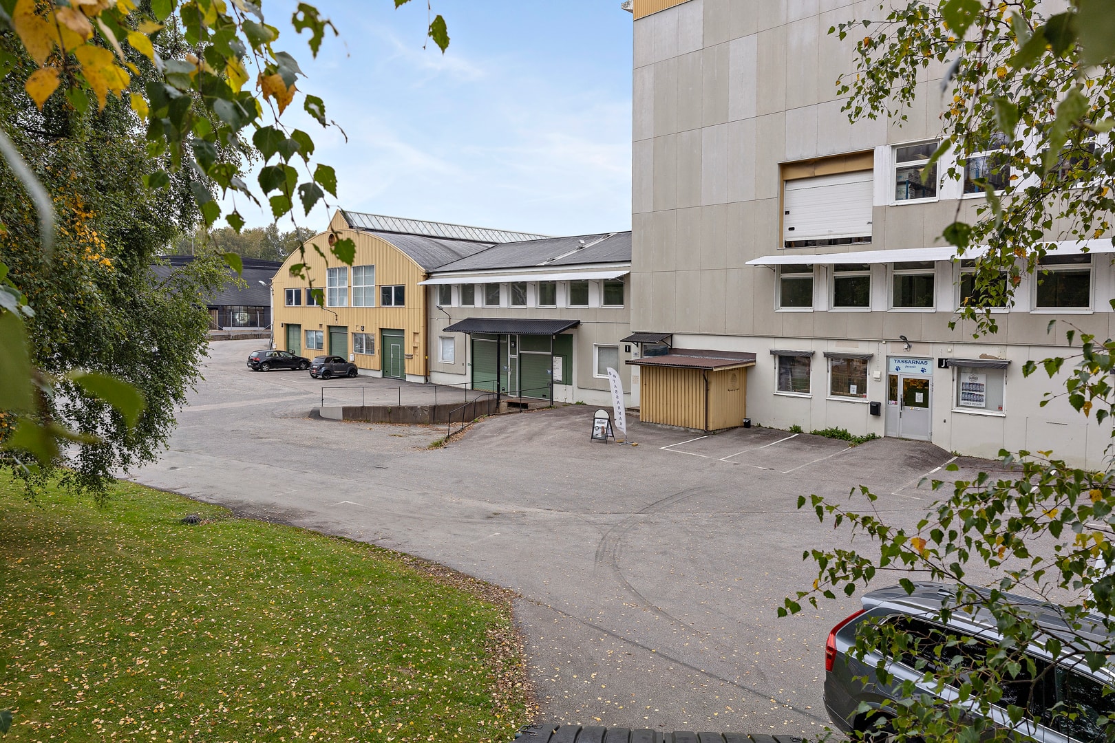 Praktiskt och rymligt lager med kontor och lastbrygga! bild 1