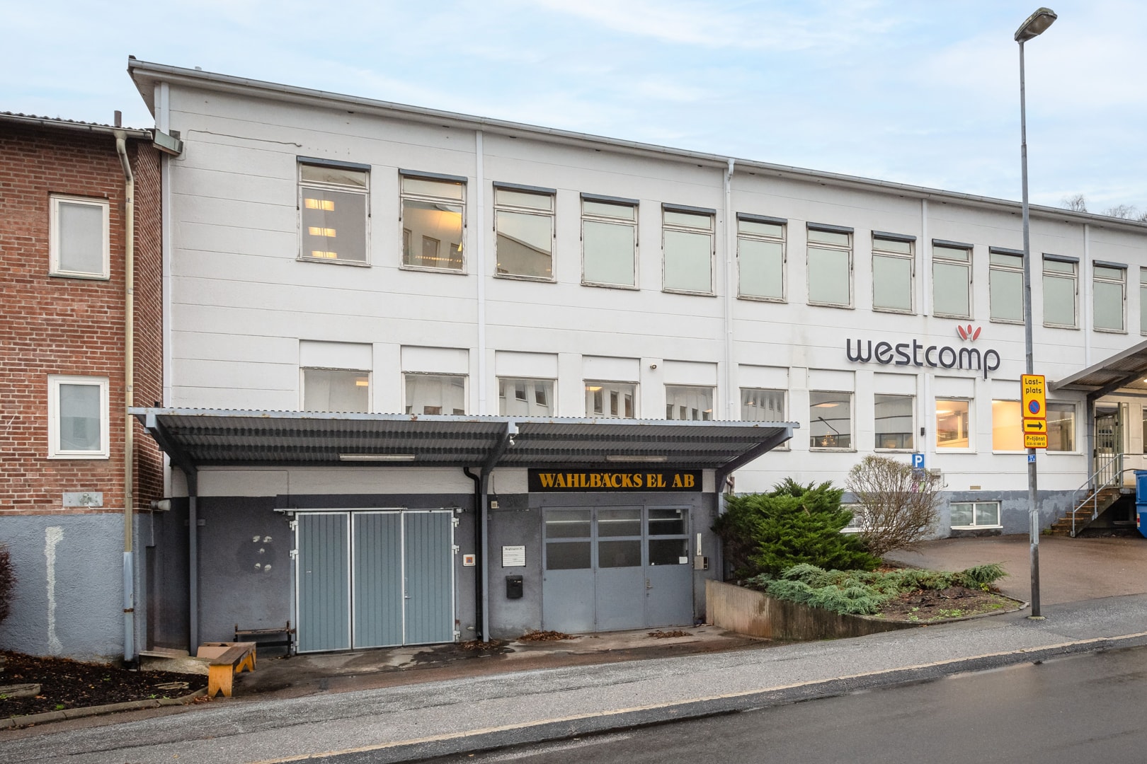 Perfekt mindre lokal med eget garage och lager! bild 1