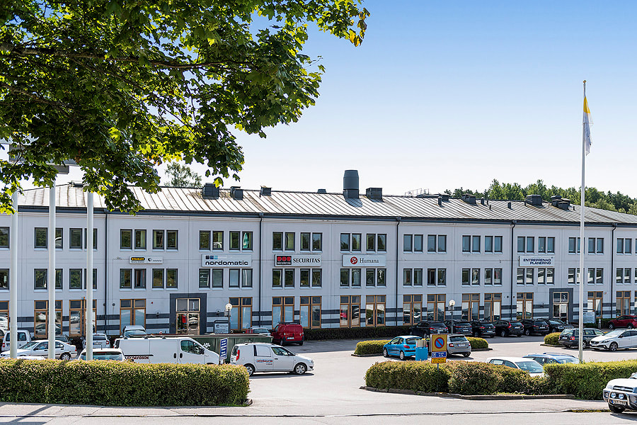 Yteffektivt kontor med mycket ljusinsläpp bild 1