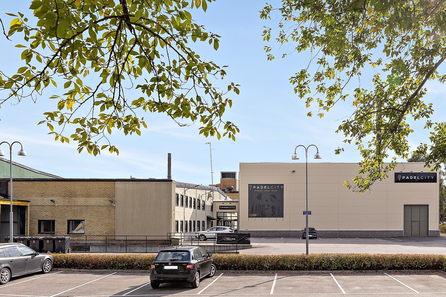 Centralt lagerlokal med 2 st portar på lastbrygga. bild 1