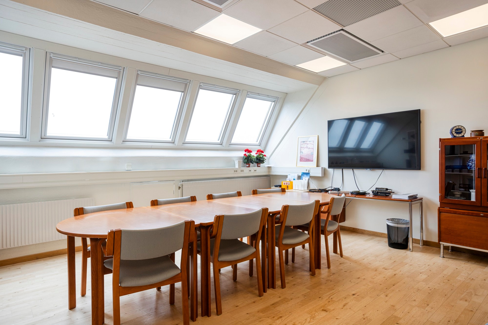 Kontor högst upp i huset med generöst ljusinsläpp! bild 1