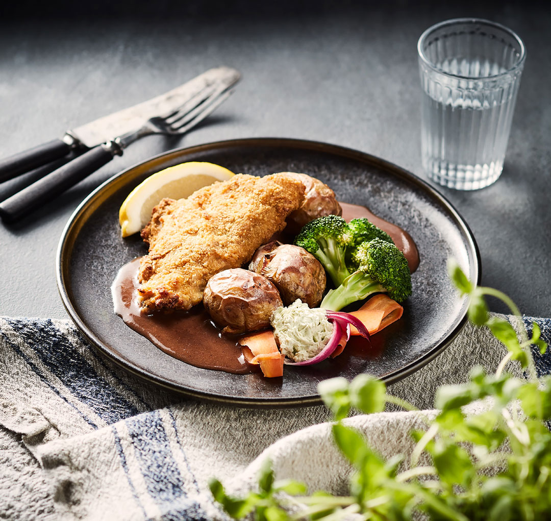 Tallrik med schnitzel.