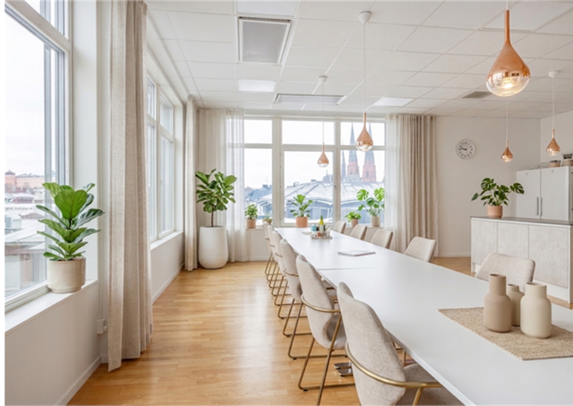 Kontor med högt i tak och utsikt över Uppsala skyline bild 1