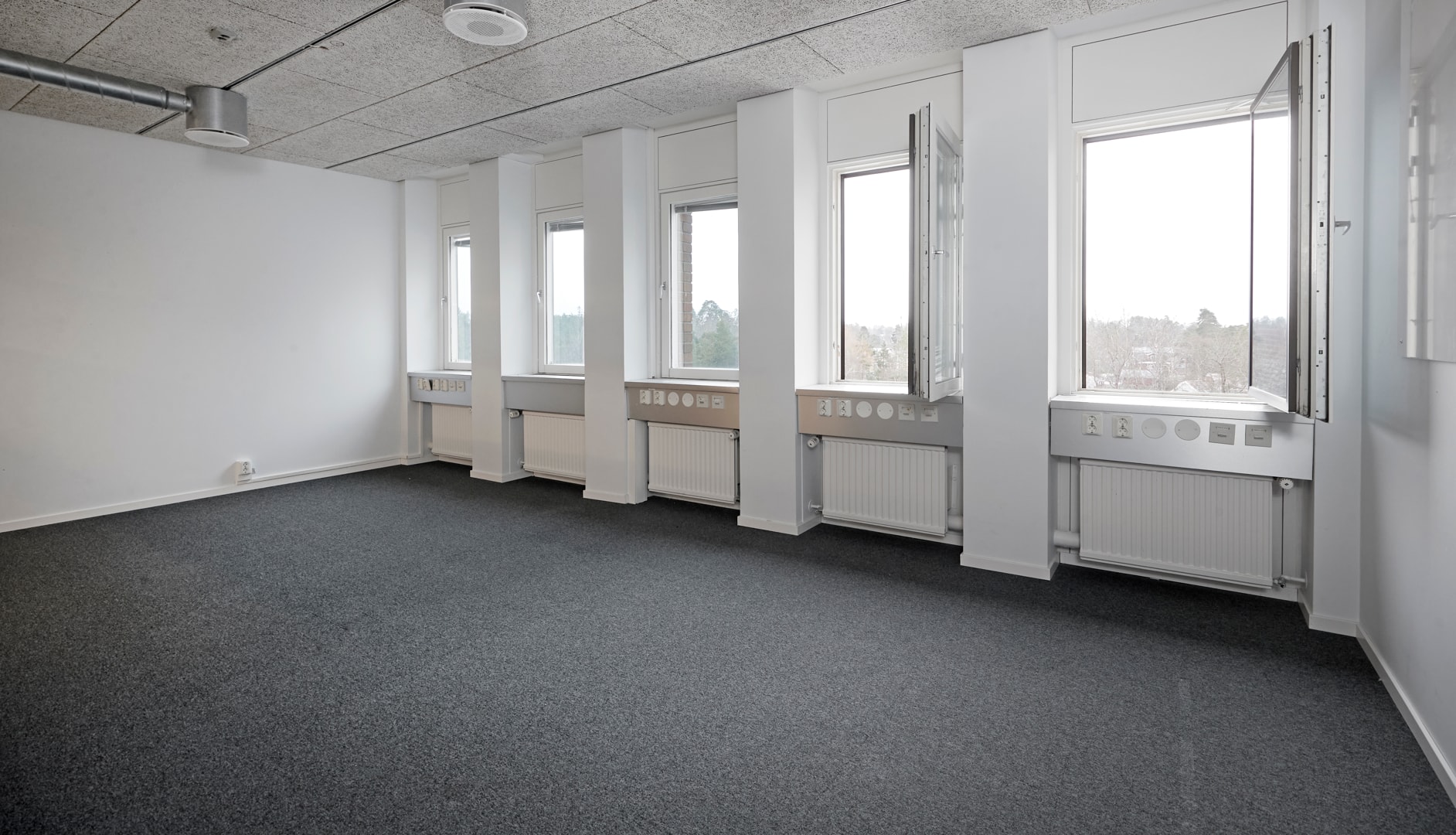 Ljus och anpassningsbar lokal i modern fastighet bild 1