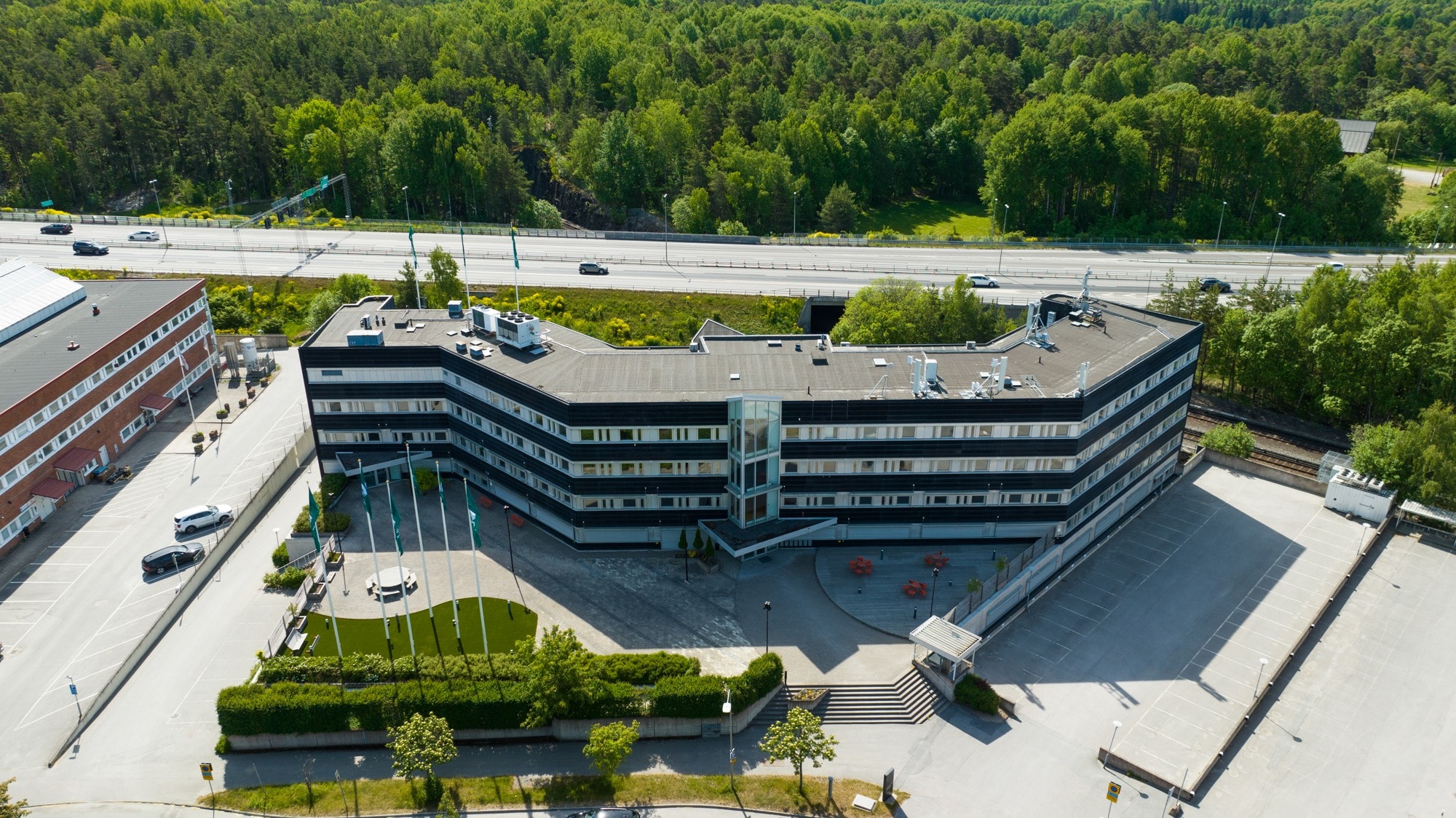 Egen kontorsfastighet med möjlighet till lager alternativt produktionsytor bild 1