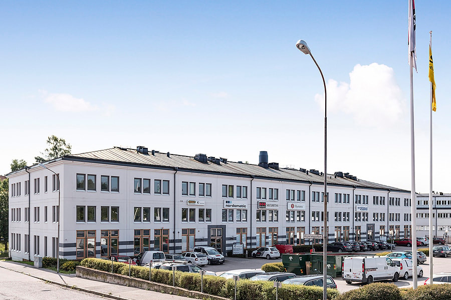 Yteffektivt kontor med mycket ljusinsläpp bild 1