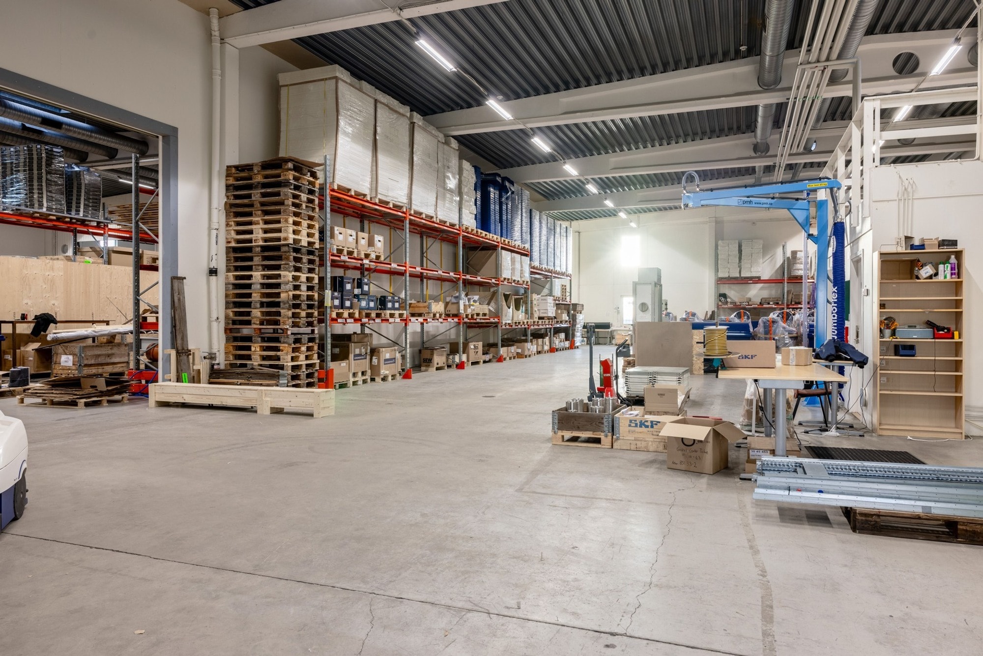 Rymlig lager- och produktionslokal med moderna kontor i Fosie bild 1
