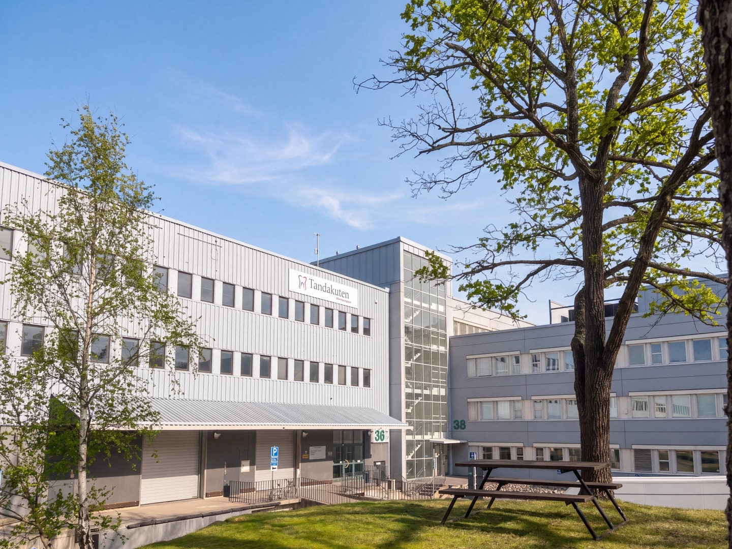 Effektiv lager- och kontorslokal med lastkaj nära E4/E20 bild 1