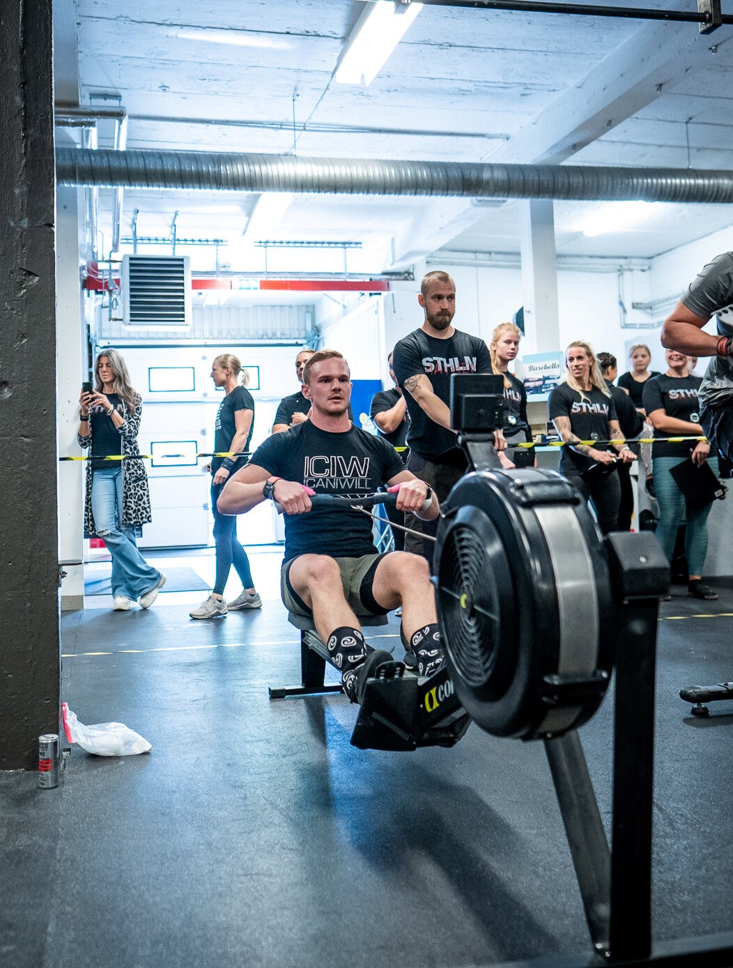 Robin i en träningsmaskin på gym.