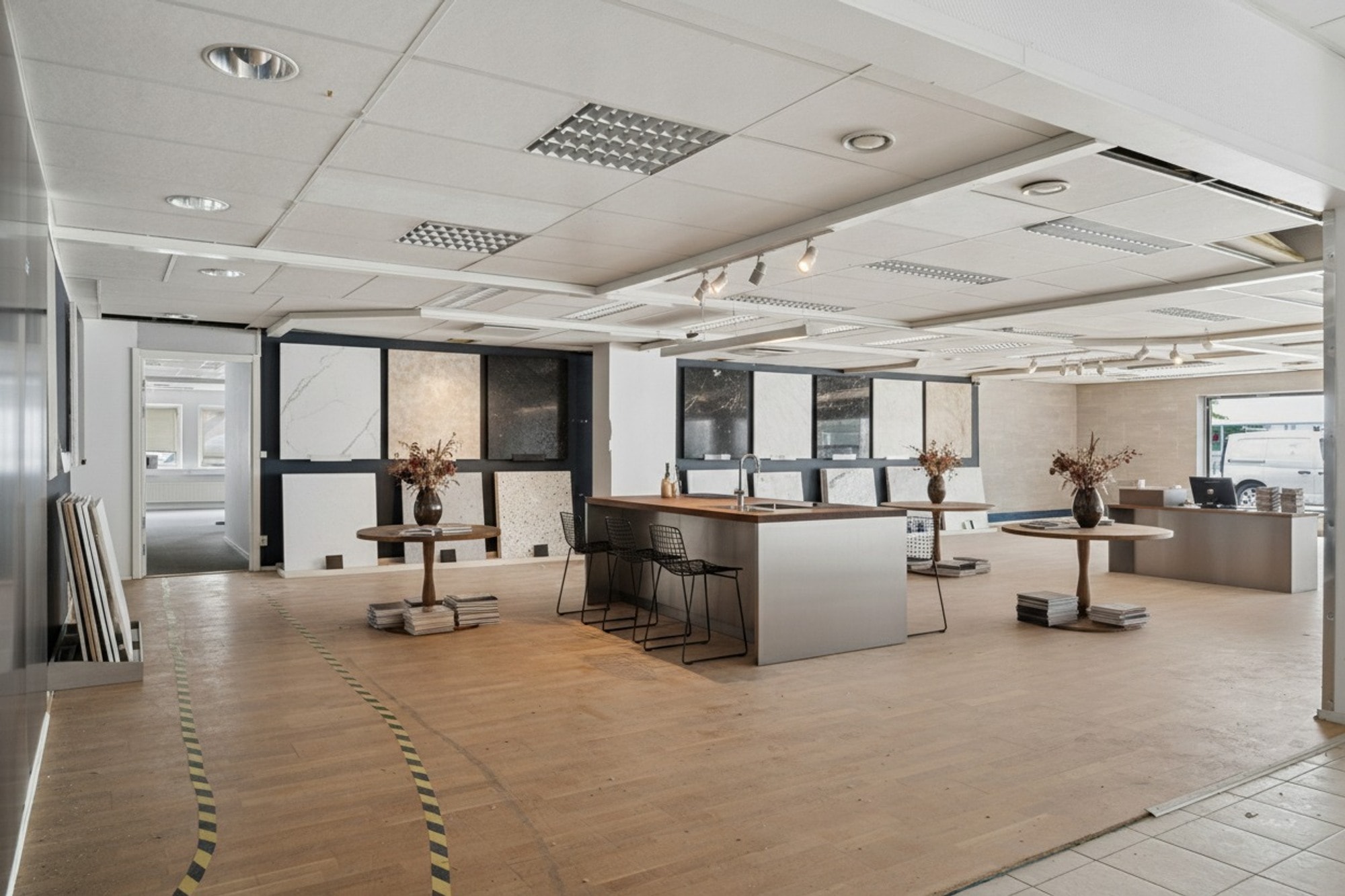 Ledig lagerlokal med kontor och showroom på Rundgången 26 bild 1