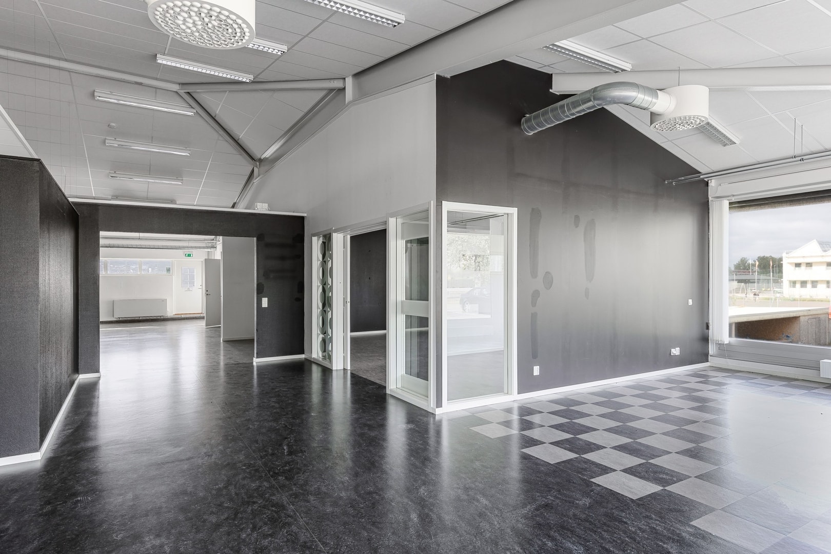 Stor lokal med utmärkt skyltläge på Rosenlund som passar olika typer av verksamheter. bild 1