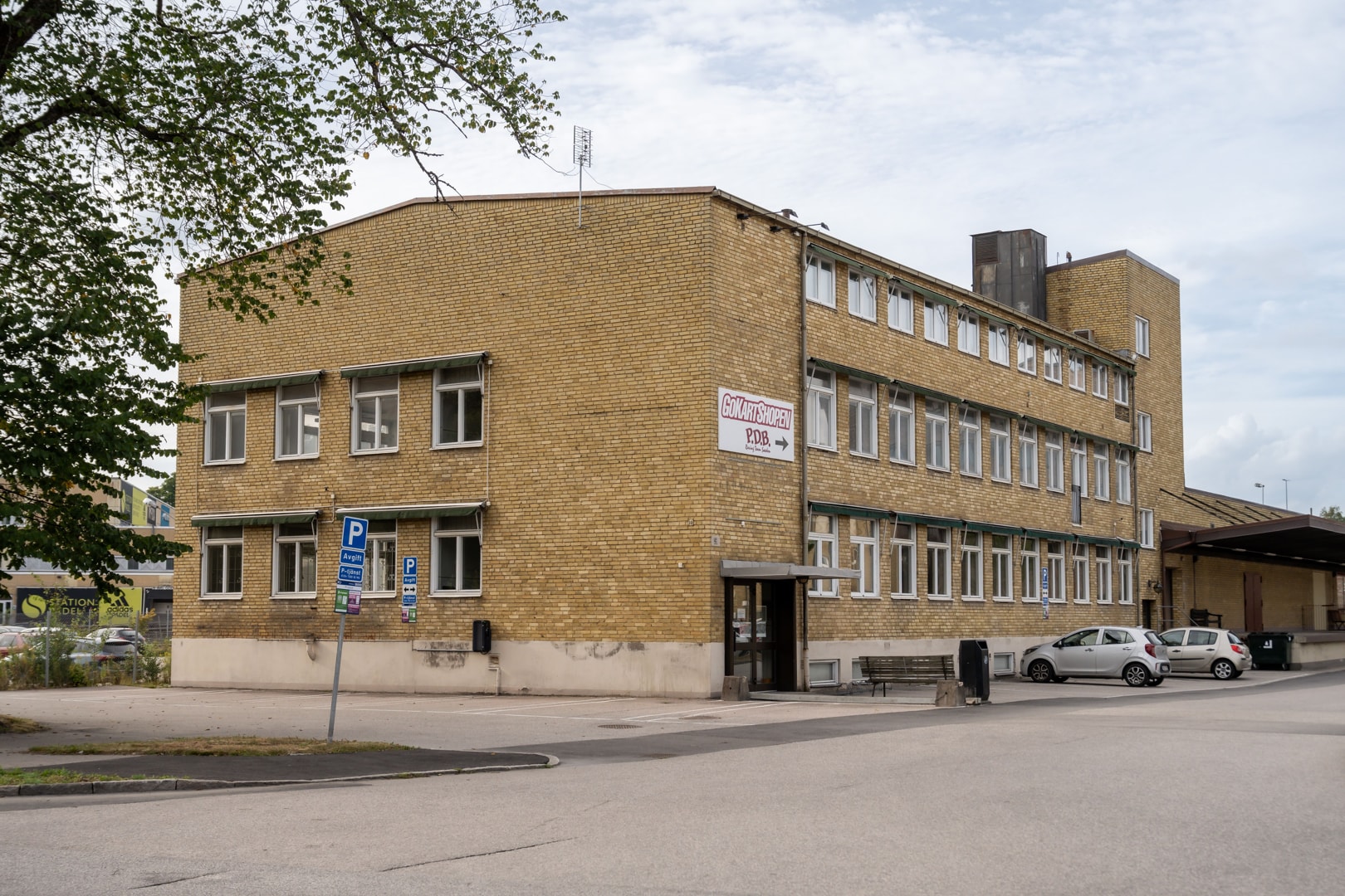 Kontorslokal med bra läge i två våningsplan som nås via interntrappa! bild 1
