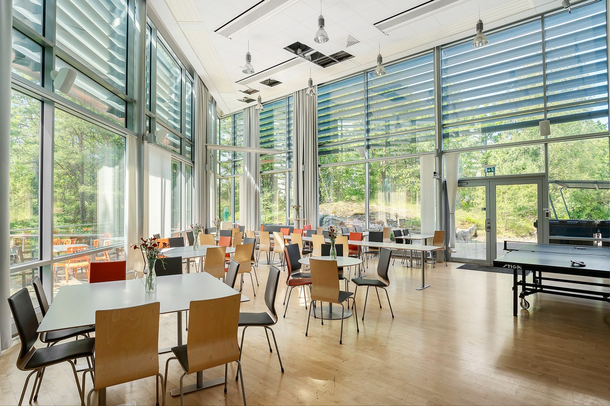 Modern kontor- och industrifastighet i Solsten med skyltläge bild 1