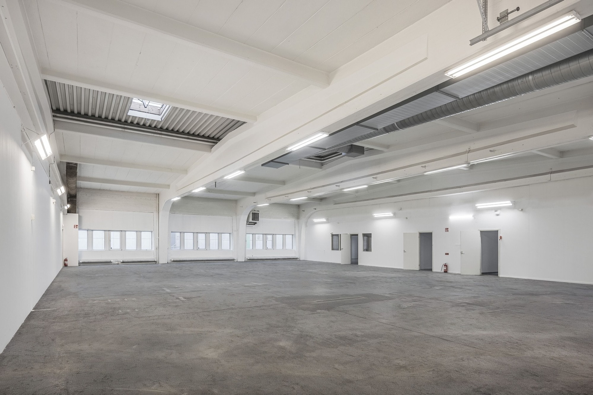 Lagerlokal med mindre kontor och markport bild 1