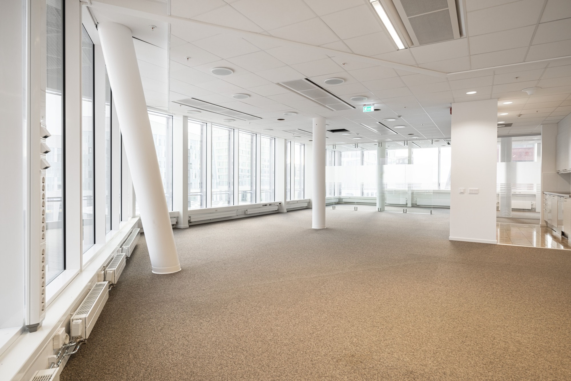 Välkommen till lokalen där varje detalj är designad för en minnesvärd upplevelse och utsikt över Hyllie Stationstorg puls! bild 1