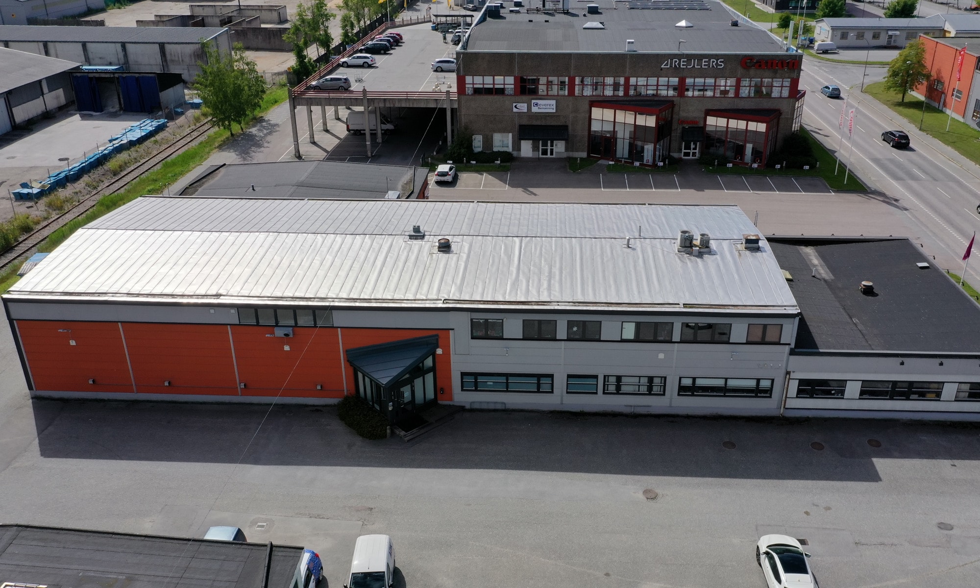 Flexibel lokal på Aspholmen – lager och kontor i två plan bild 1