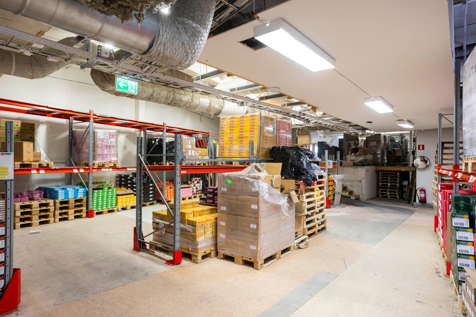 Flexibel lager- och kontorslokal med showroom – totalt ca 1 685 kvm i Solna bild 1