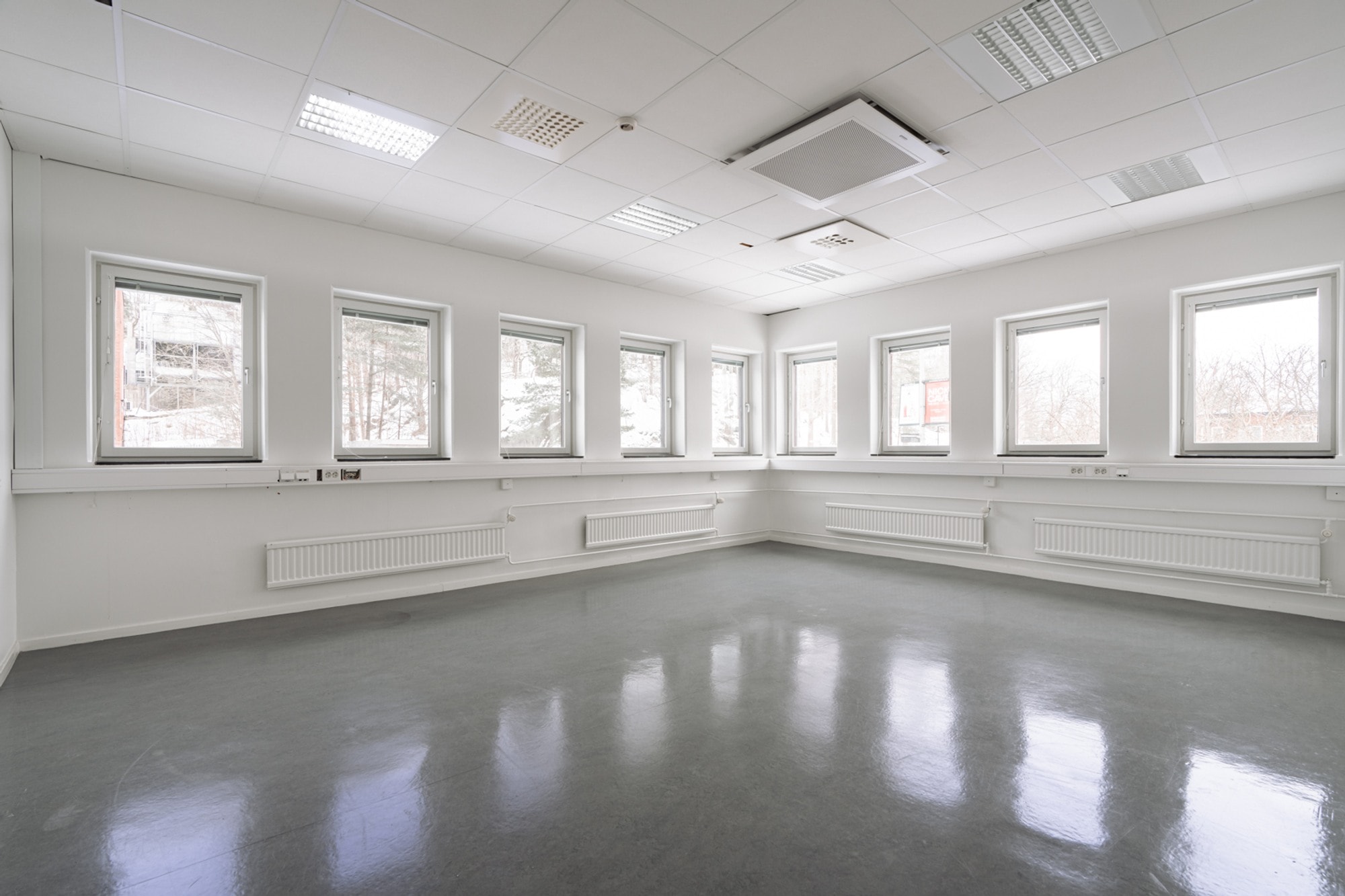 Ljus och anpassningsbar lokal i strategiskt läge nära Skärholmen Centrum bild 1