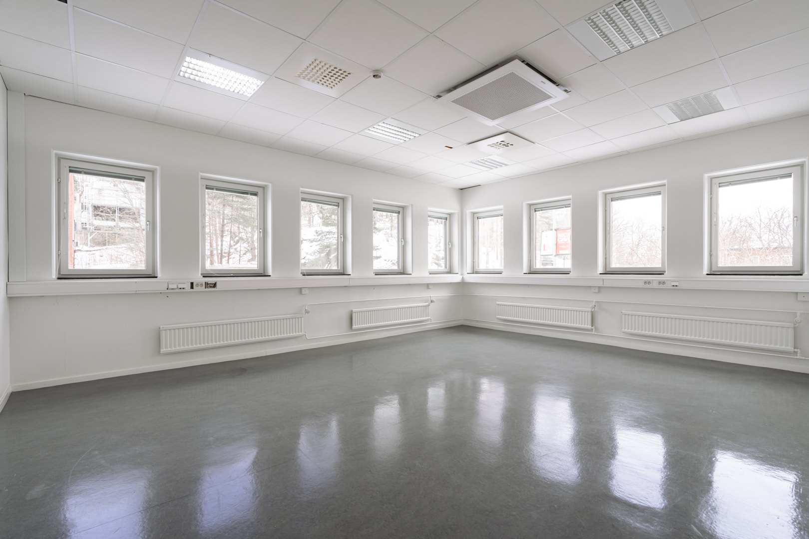 Ljus och anpassningsbar lokal i strategiskt läge nära Skärholmen Centrum bild 1