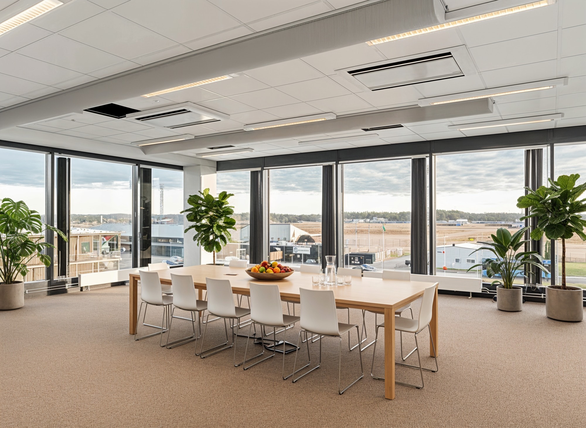 Härligt kontor med stora fönster bild 1