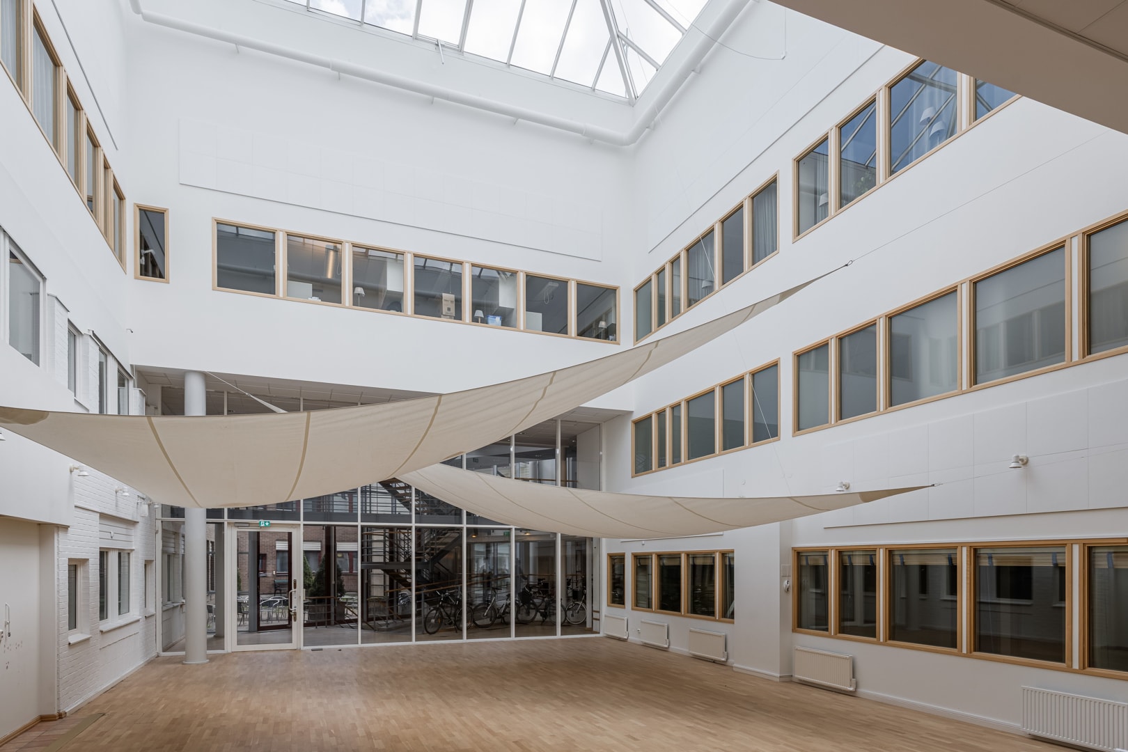 Kontor i bra läge nära stora lederna och köpcentrum bild 1