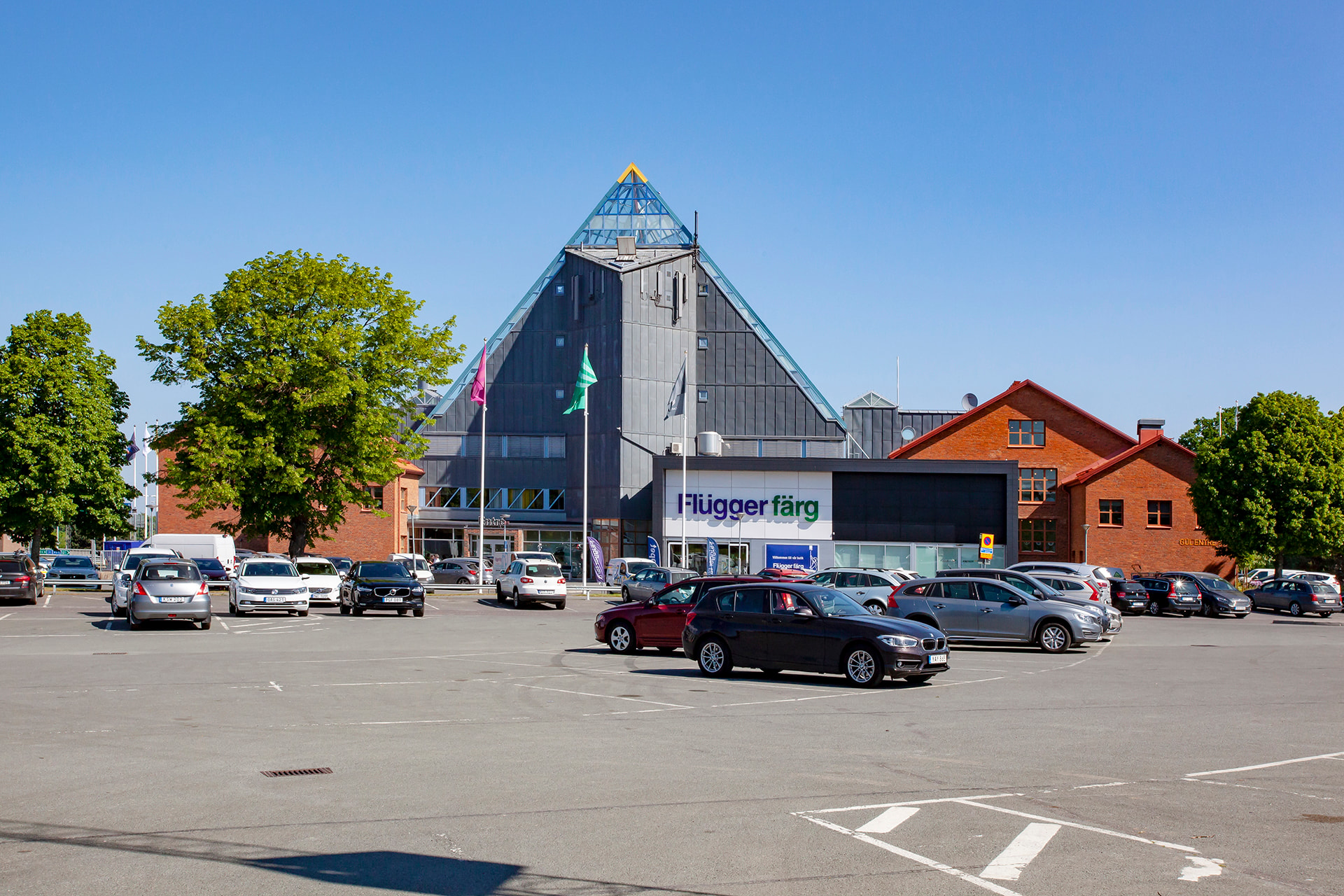 Synlig och anpassningsbar lokal mitt i flödet längs E4:an bild 1
