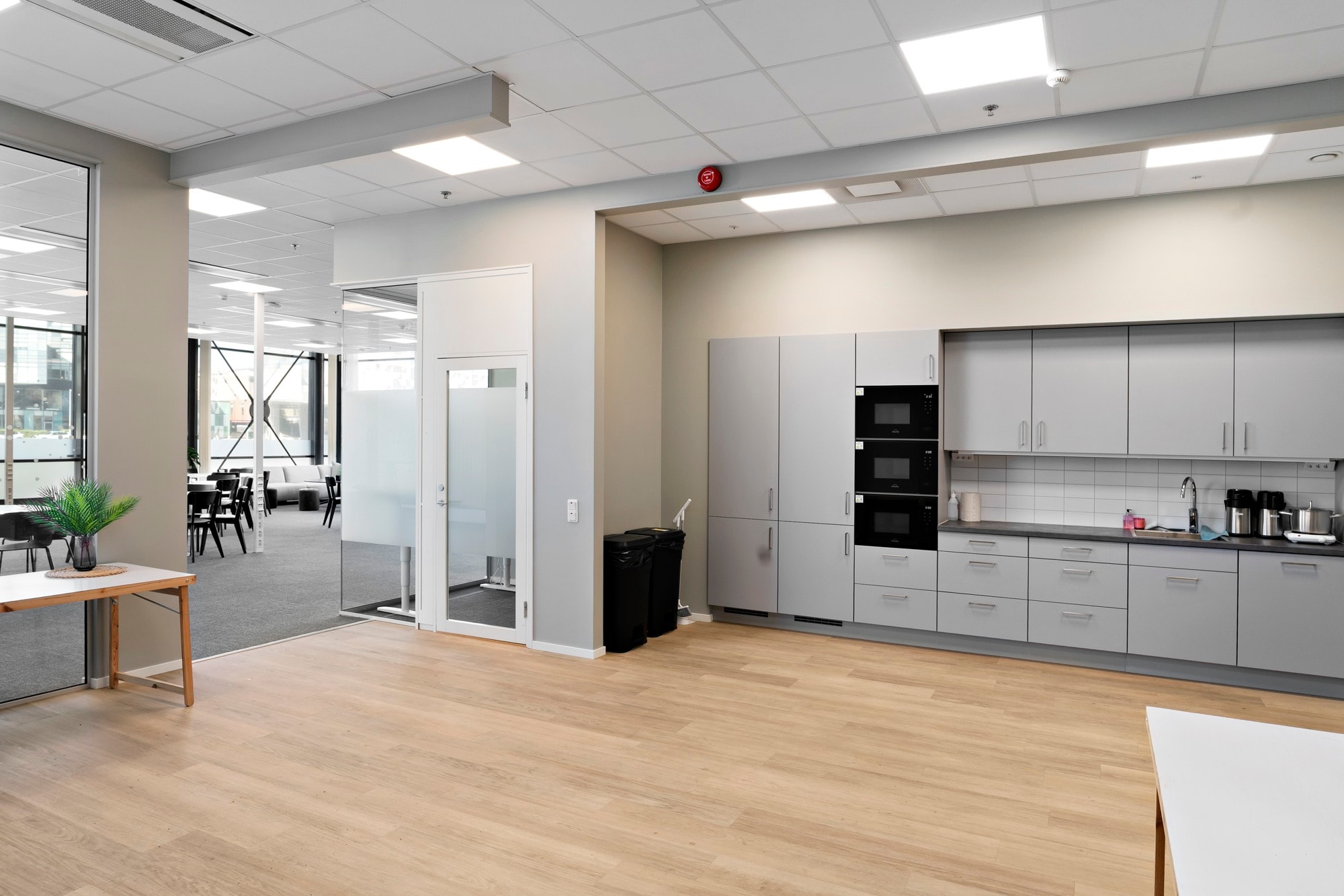 Ljus lokal i bottenplan passande för kontor och showroom bild 1