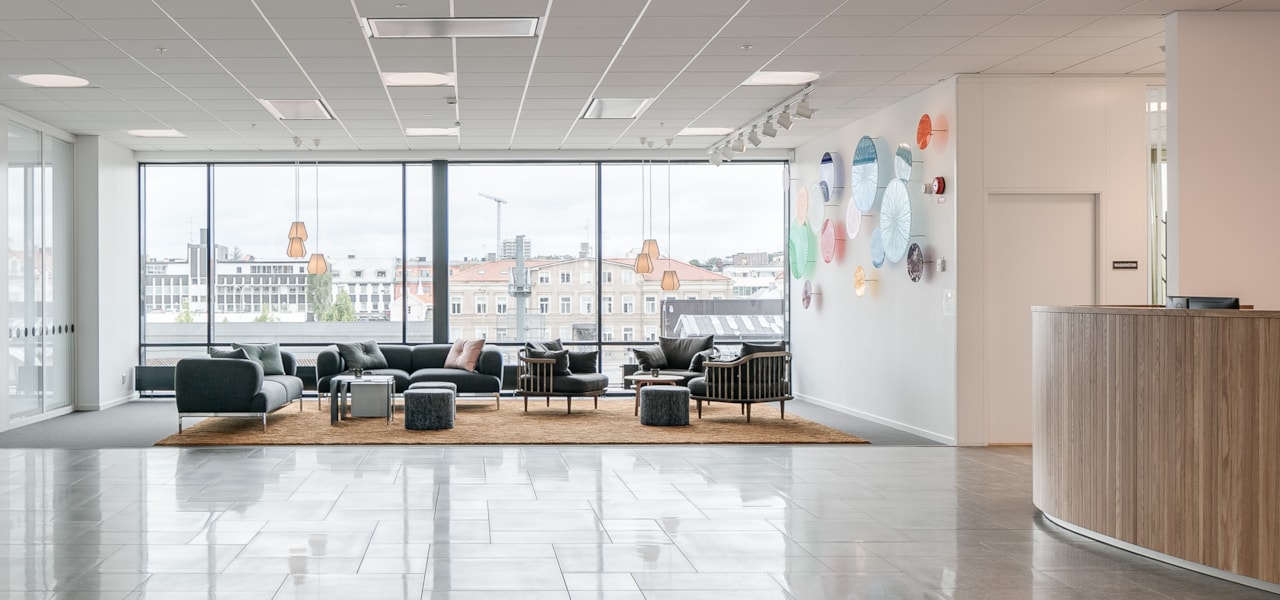 Lobby med stora panoramafönster ut mot Växjö
