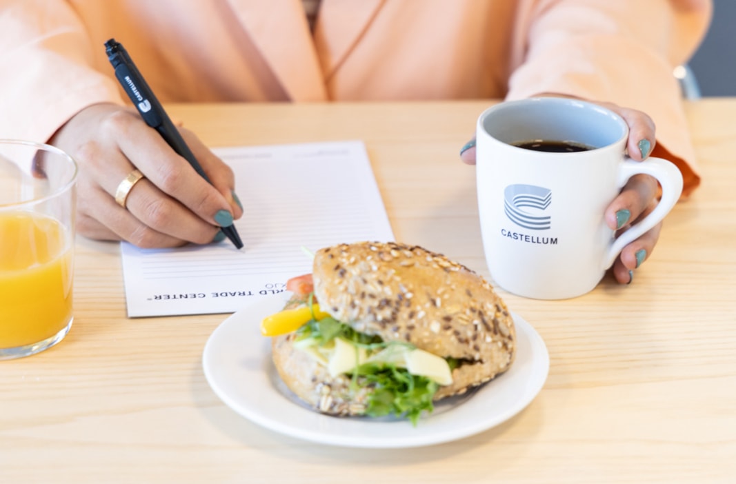 Konferensfika, block och person som sitter och skriver