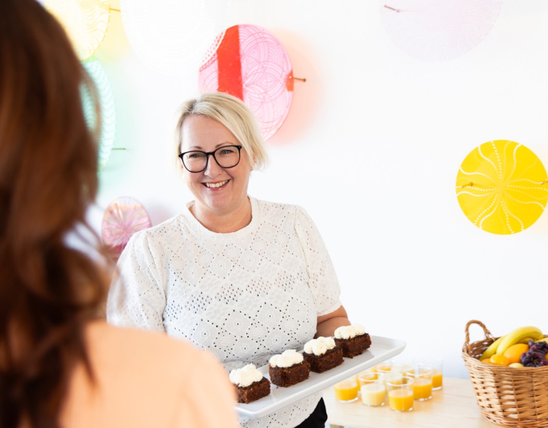 Fika serveras i konferensen