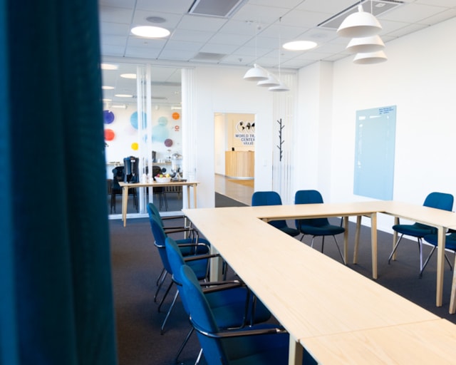 Konferensrum med blå stolar och ljusa bord