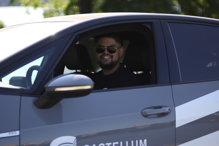 Bild över Dimitros körandes i en Castellumbil